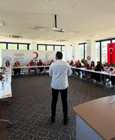 mersinde-turk-kizilay-gonullulerine-engelli-ve-yasli-bakimi-egitimi-6gipNZWv.jpg