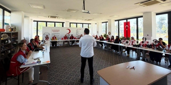 mersinde-turk-kizilay-gonullulerine-engelli-ve-yasli-bakimi-egitimi-6gipNZWv.jpg