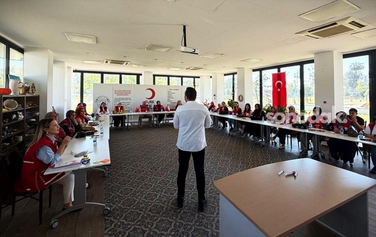 mersinde-turk-kizilay-gonullulerine-engelli-ve-yasli-bakimi-egitimi-6gipNZWv.jpg