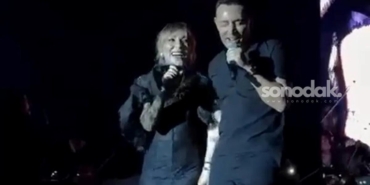 mustafa-sandal-konserinde-kralice-ziynet-saliyi-agirladi-I1xB6HUy.jpg