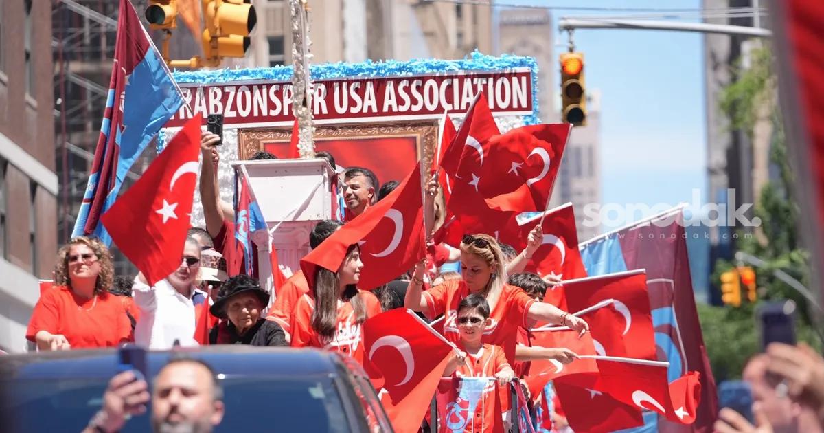 new-yorkta-turk-bayraklariyla-coskulu-yuruyus-binlerce-kisi-manhattanta-bulustu-SbcftGde.jpg