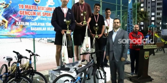 tenis-sampiyonlari-mukafatlarini-aldi-mEuDbVqi.jpg